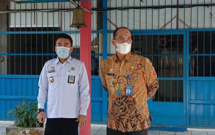 Baju Batik, Kepala Kawil Kemekumha Kalteng, Ilham Djaya didampingi Kepala Ruta Kelas IIB Butok, Mastur saat menijau kondisi rutan.