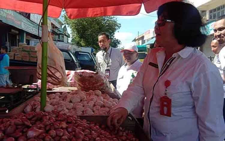 Plt Kadis Ketahanan Pangan Provinsi Kalteng Lilis Suriani meninjau harga sembako di pasar Besar Palangka Raya 