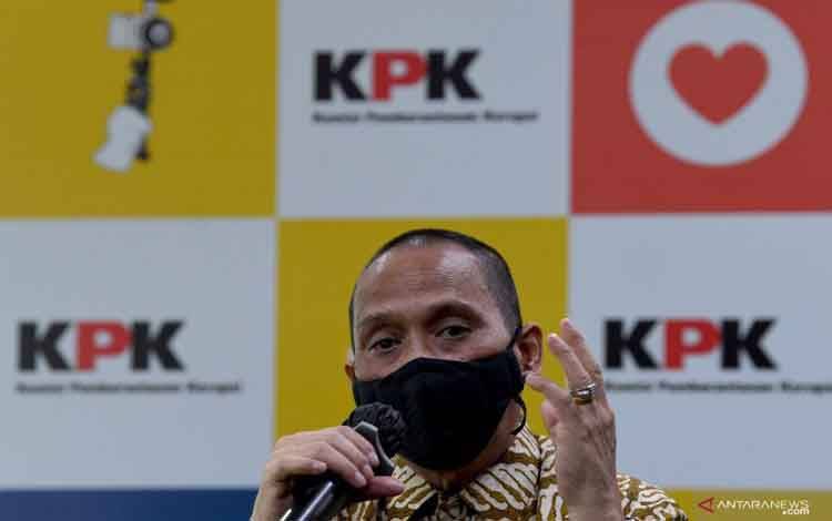 Anggota Dewas KPK Indriyanto Seno Adji menyampaikan konferensi pers di Gedung Pusat Edukasi Antikorupsi (ACLC) KPK, Jakarta, Kamis (29/4/2021)