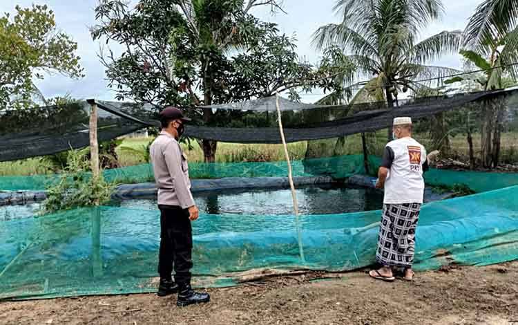 Personel Polsek Selat saat menyambangi warga pembudidaya ikan di Desa Terusan, Kamis, 6 Mei 2021.