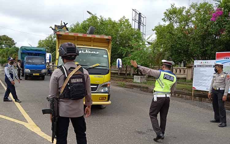Petugas gabungan di posko pencegatan Pasar Panas Kabupaten Barito Timur mencegat kendaraan yang akan masuk ke wilayah Kalimantan Tengah.