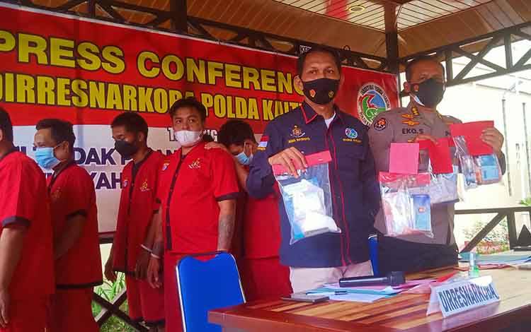 Dirresnarkoba Polda Kalteng, Kombes Pol Nono Wardoyo bersama Kabidhumas Kombes K Eko Saputro memperlihatkan barang bukti sabu saat menggelar press release, Kamis 6 Mei 2021.
