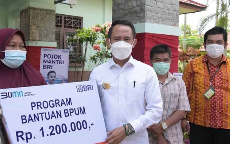 Launching Pojok Mantri BRI dan penyerahan BPUM di Kelurahan Kereng Bangkirai, Kamis 5 Mei 2021.