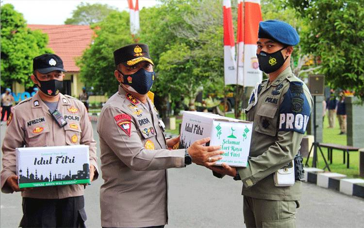 Kapolda Kalteng Irjen Pol Dedi Prasetyo saat menyerahkan bingkisan paket lebaran kepada salah satu personel.