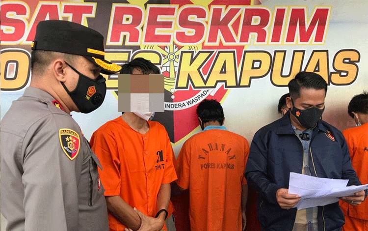 Kapolres Kapuas AKBP Manang Soebeti saat introgasi terduga pelaku pembuat rapid test antigen palsu pada Kamis, 6 Mei 2021.