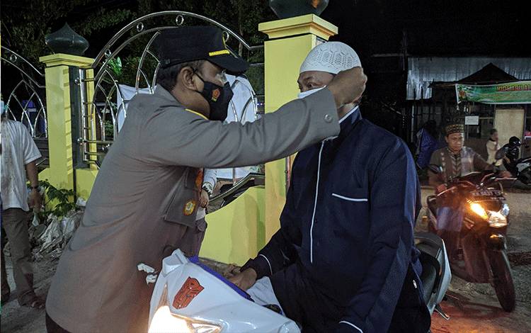  Tim saat membagikan masker kepada jemaah masjid di Sampit, Kamis malam, 6 Mei 2021.