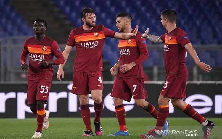 Gelandang AS Roma Bryan Cristante (kedua kiri) melakukan selebrasi bersama rekan-rekannya seusai mencetak gol ke gawang Manchester United dalam leg kedua semifinal Liga Europa di Stadion Olimpico, Roma, Italia, Kamis (6/5/2021) waktu setempat.