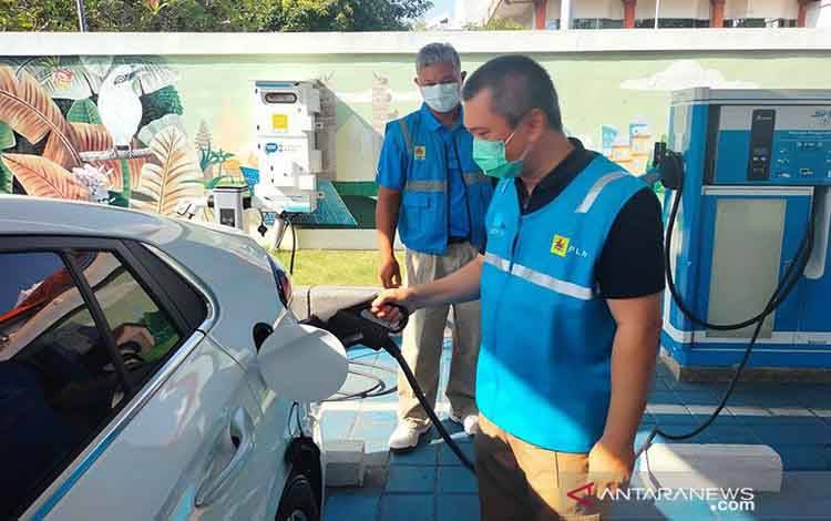 Komisaris PT Perusahaan Listrik Negara (PLN), Dudy Purwagandhi melakukan pengisian ke mobil listrik