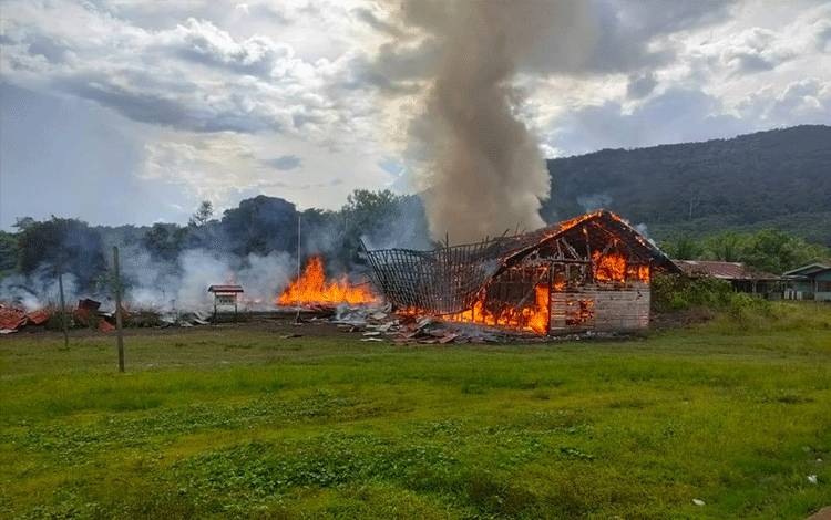 Kebakaran yang melanda bangunan sekolah dasar dan sejumlah rumah yang terjadi di dusun Tumbang Tabulus Desa Tumbang Naan Kecamatan Seribu Riam.