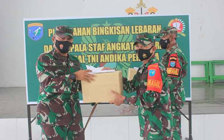 Dandim 1016 Palangka Raya Kolonel Inf I Gede Putra Yasa, menyerahkan bingkisan dari Kasad Jenderal TNI Andika Perkasa
