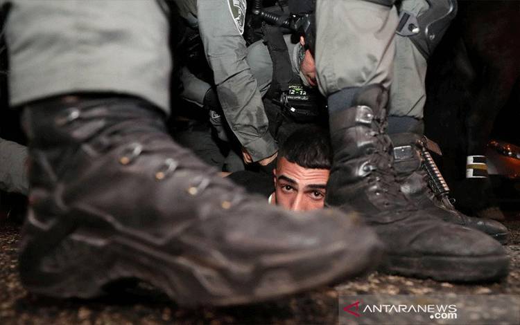 Polisi Israel menahan pengunjuk rasa Palestina di tengah ketegangan menjelang sidang sengketa kepemilikan Israel-Palestina di kawasan Sheikh Jarrah, Yerusalem Timur, Rabu (5/5/2021). ANTARA FOTO/REUTERS/Ammar Awad/FOC/djo