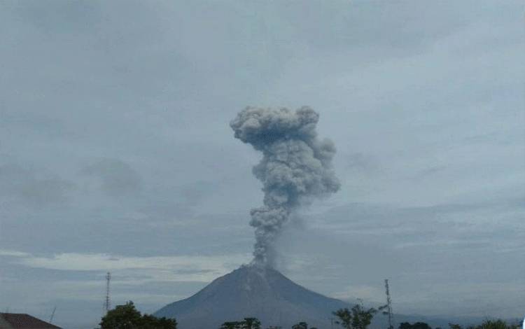 Gunung Sinabung di Kabupaten Karo, Provinsi Sumatera Utara, pada Jumat mengalami erupsi. (ANTARA/HO PVMBG)