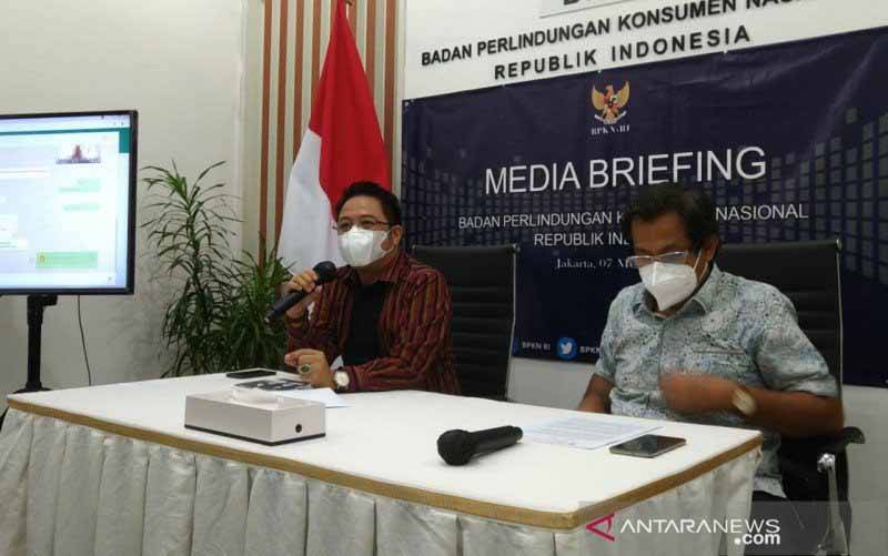 Ketua BPKN Rizal Halim (kiri) memberikan keterangan kepada wartawan di Kantor BPKN Jakarta, Jumat (7/5/2021). (foto : ANTARA/Aditya Ramadhan)