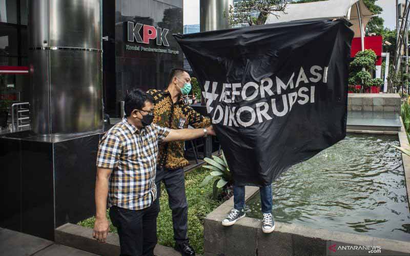 Anggota Koalisi Masyarakat Sipil Antikorupsi berunjuk rasa di depan Gedung Merah Putih KPK, Jakarta, Jumat (7-5-2021). Mereka meminta Ketua KPK Firli Bahuri untuk mengikuti wawasan kebangsaan versi antikorupsi. (foto : ANTARA FOTO/Aprillio Akbar/rwa)