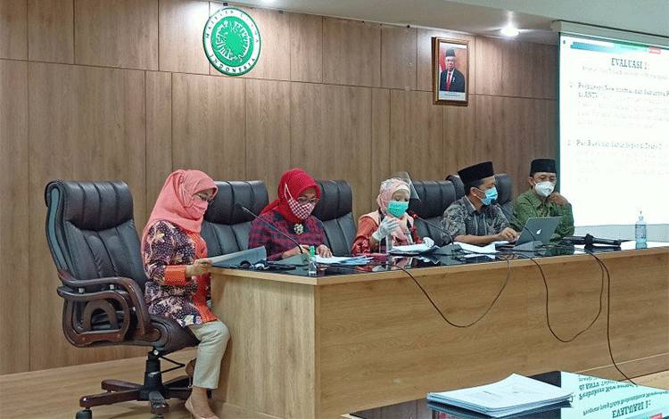 Anggota tim pemantau tayangan Ramadhan MUI saat menggelar jumpa pers perihal evaluasi tayangan Ramadan di Kantor MUI Jakarta, Jumat. (ANTARA/Asep Firmansyah)