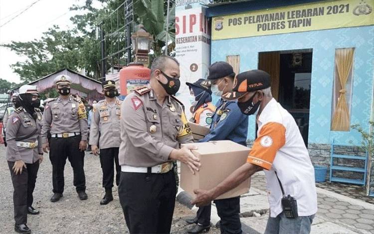 Direktur Lalu Lintas Polda Kalimantan Selatan Kombes Pol Maesa Soegriwo meninjau pos Operasi Ketupat Intan di Polres Tapin sekaligus memberikan bingkisan kepada petugas. (ANTARA/Firman)