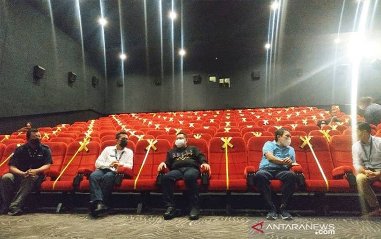 Bupati Kotawaringin Timur Halikinnor (tengah) bersama pejabat lainnya ikut menonton film menandai dibukanya kembali bioskop Cinepolis di Citimall Sampit, Jumat (7/5/2021). ANTARA/Norjani