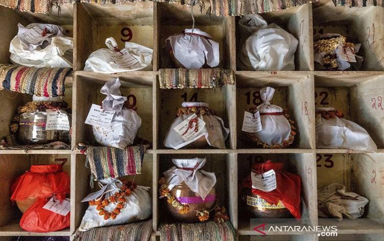 Detail guci berisi abu setelah upacara terakhir orang-orang termasuk mereka yang meninggal karena penyakit virus Corona (COVID-19) di sebuah krematorium di New Delhi, India, (6/5/2021). ANTARA FOTO/REUTERS / Danish Siddiqui/aww.