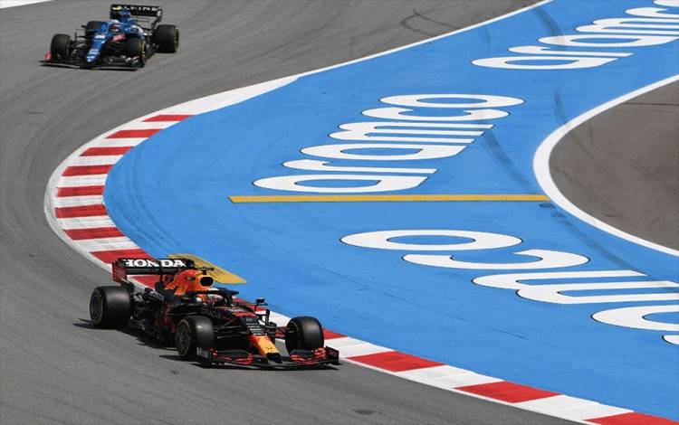 Pebalap tim Red Bull Max Verstappen menjalani sesi latihan bebas kedua di Sirkuit Barcelona-Catalunya, Montmelo jelang Grand Prix Spanyol. (7/5/2021) (ANTARA/AFP/Javier Sorano)