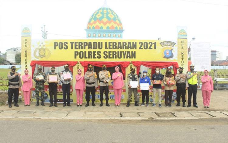 Kapolres Seruyan AKBP Bayu Wicaksono saat mengunjungi Pos Pengamanan Operasi Ketupat Telabang 2021.