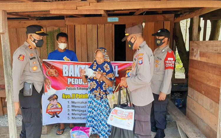 Polsek Rakumpit memberikan bantuan paket sembako kepada warga kurang mampu di Kelurahan Petuk Barunai.