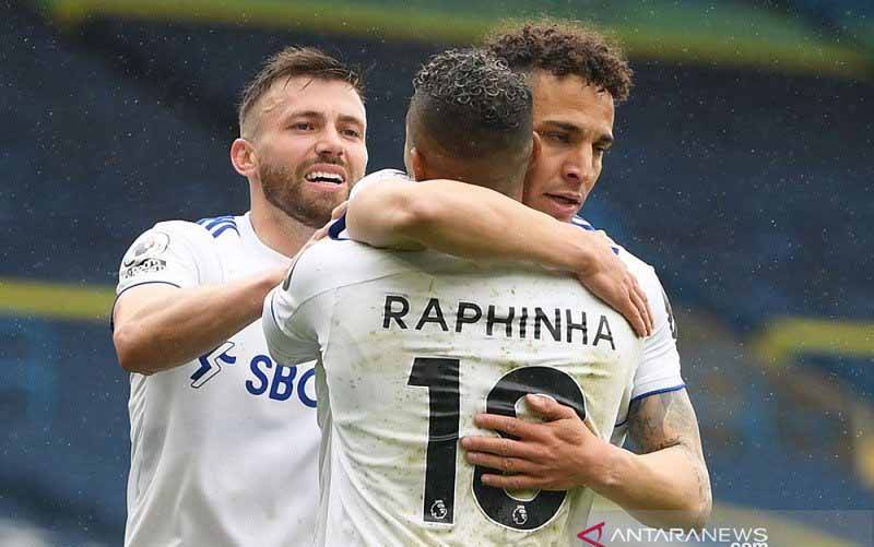 Penyerang Leeds United Rodrigo Moreno (kanan) memeluk rekannya Raphinha saat merayakan golnya ke gawang Tottenham Hotspur dalam lanjutan Liga Inggris di Stadion Elland Road, Leeds, Inggris, Sabtu (8/5/2021). (foto : ANTARA/REUTERS/POOL/Michael Regan)
