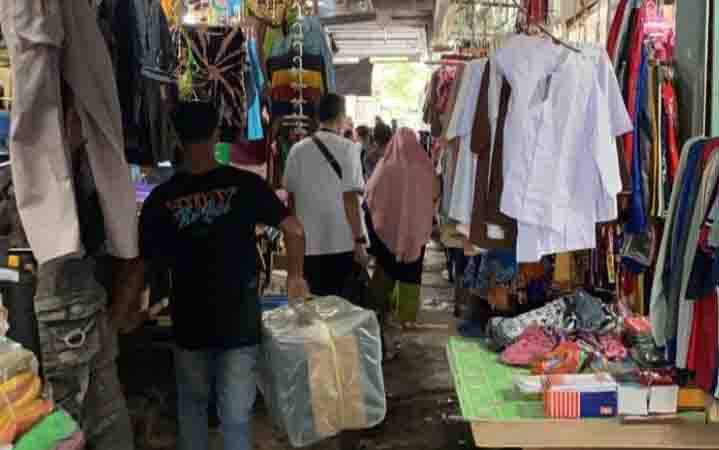 Aktivitas jual beli di Pasar Berdikari Sampit, Minggu, 09 Mei 2021