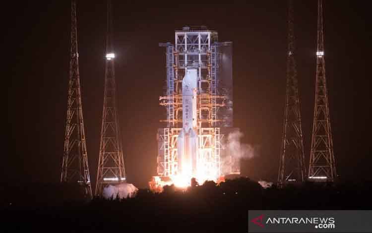 Roket Long March-5, yang membawa wahana antariksa Chang'e-5, meluncur dari Situs Peluncuran Wahana Antariksa Wenchang, di pesisir provinsi pulau Hainan, China selatan, Selasa (24/11/2020)