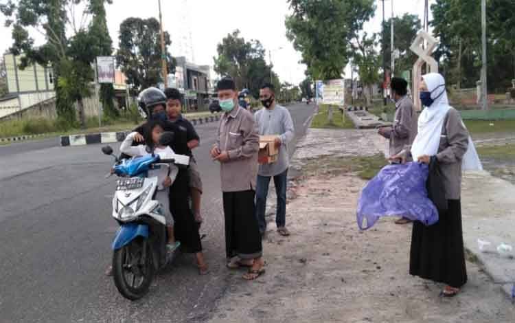 Pembagian takjil buka piasa oleh Pengurus Daerah Dewan Masjid Indonesia (PD DMI) Kabupaten Sukamara di area Masjid Agung Sukamara