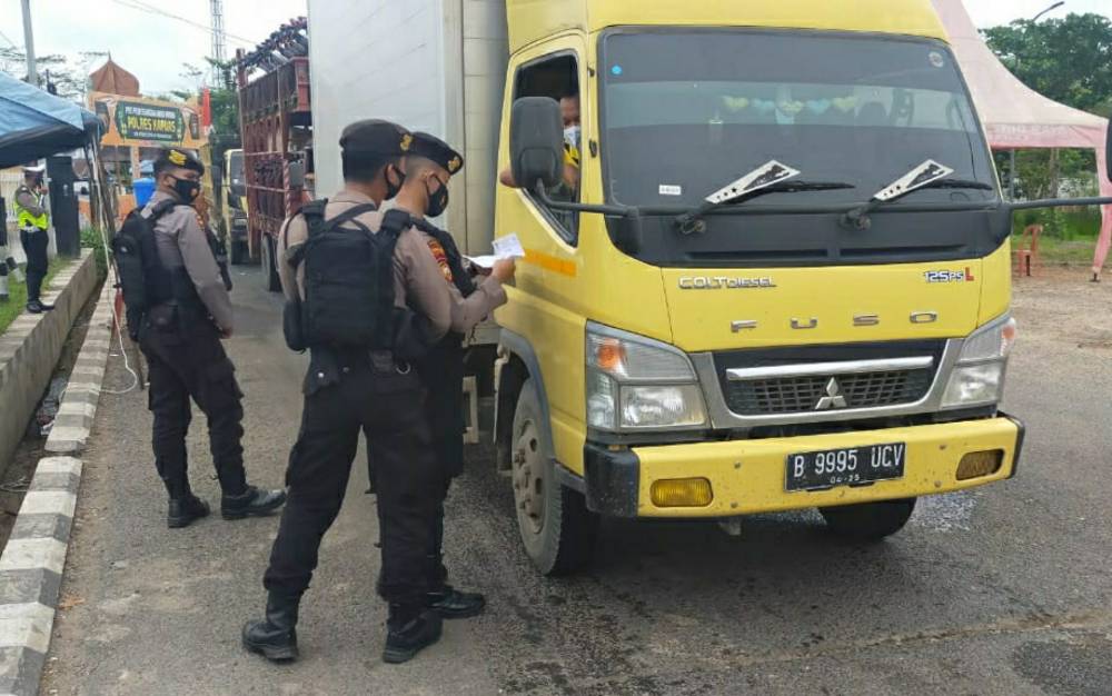 Petugas memeriksa kendaraan di pos penyekatan di Kabupaten Kapuas.