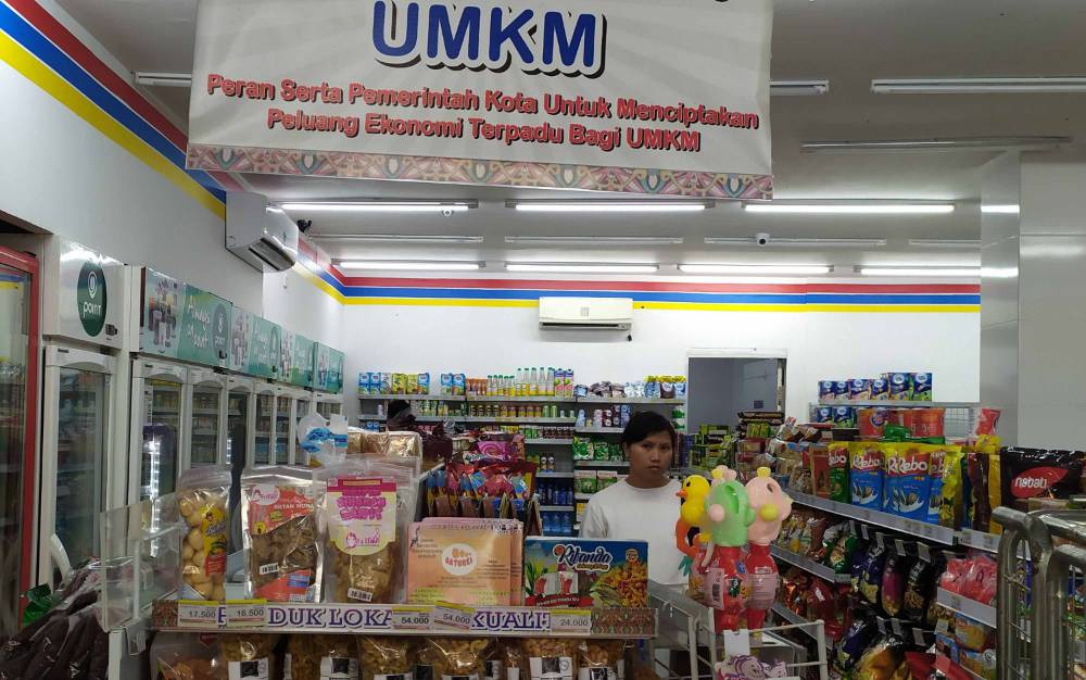 Produk UMKM yang dijual di gerai modern.