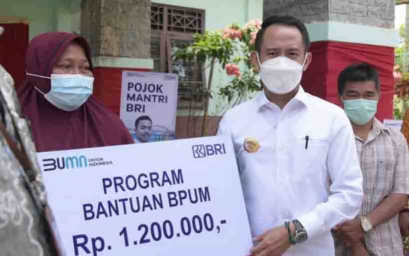 Wali Kota Palangka Raya, Fairid Naparin menyerahkan BPUM kepada UMKM