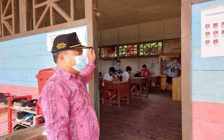 Kabid  SD dan SMP pada Disdikpora Kabupaten Gumas, Silpanus memantau pelaksanaan ujian sekolah di SDN 2 Tumbang Talaken, Kecamatan Manuhing, Selasa 4 Mei 2021