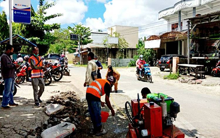 Perbaikan jalan-jalan dalam Kota Muara Teweh oleh Dinas PUPR Barito Utara.