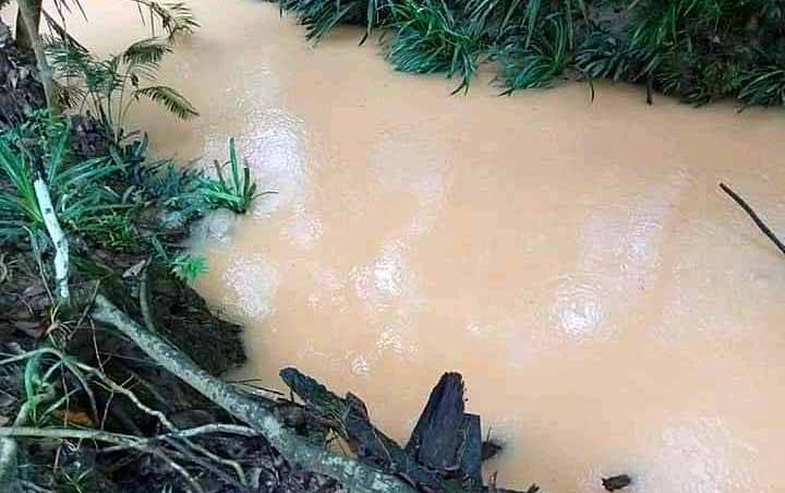 Air sungai yang tercemar lumpur di Desa Tewah Pupuh Kabupaten Barito Timur.