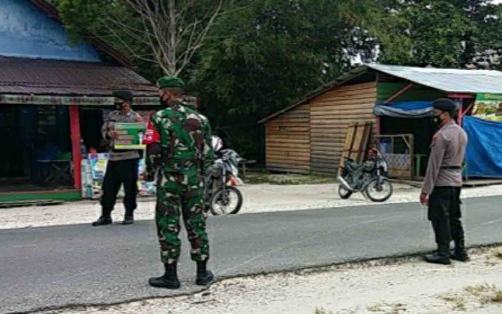 Petugas gabungan saat melaksanakan Operasi Yustisi penerapan prokes di Kecamatan Kapuas Tengah, Selasa 11 Mei 2021