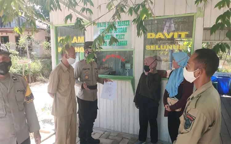 Kapolsek Danau Sembuluh Ipda  Dwi Triyanto turun langsung memberikan sosialisasi tentang penutupan tempat wisata di masa libur lebaran