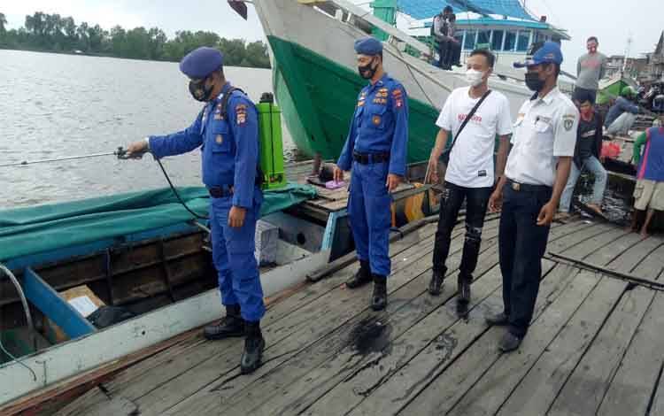 Polairud Polres Seruyan dan personel gabungan saat melakukan sterilisasi angkutan sungai di Kuala Pembuang