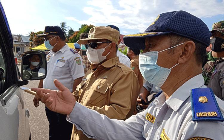 Wakil Gubernur Kalimantan Tengah Habib Ismail bin Yahya, saat memantau Pos penyekatan perbatasan Kalteng - Kalsel di Pasar Panas Kabupaten Barito Timur.