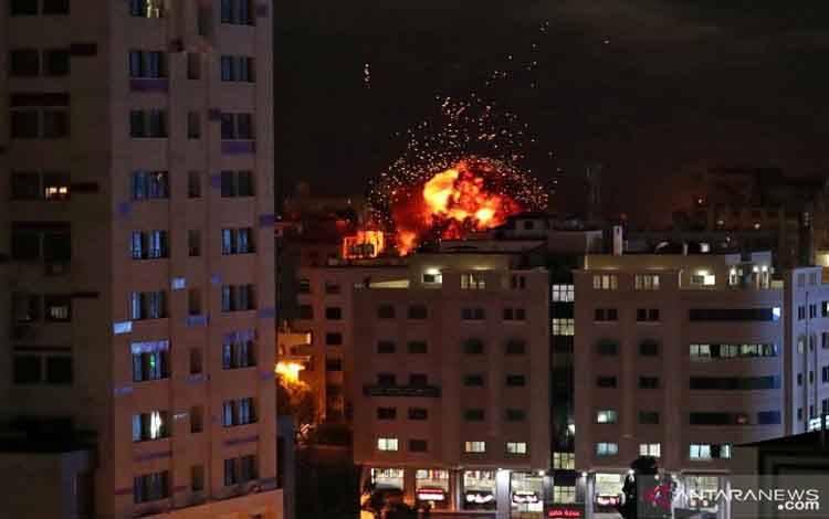 Sebuah bola api terlihat saat serangan udara Israel di Kota Gaza, Sabtu (4/5/2019)
