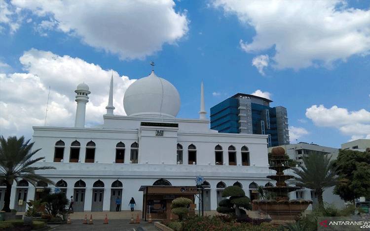 Suasan Masjid Agung Al Azhar, Jakarta Selatan, Senin (12/4/2021). (ANTARA/Dewa Wiguna)
