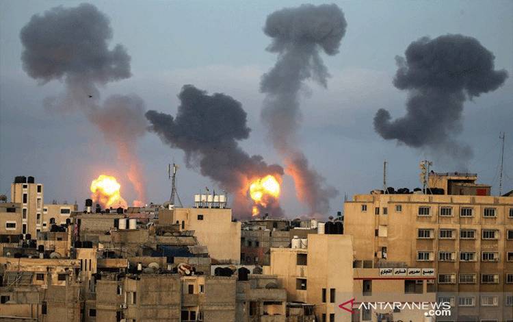Api dan asap muncul selama serangan udara Israel di tengah meningkat nya kekerasan Israel-Palestina, di Jalur Gaza selatan, Selasa (11/5/2021). REUTERS/Ibraheem Abu Mustafa/FOC/sa. (REUTERS/IBRAHEEM ABU MUSTAFA)