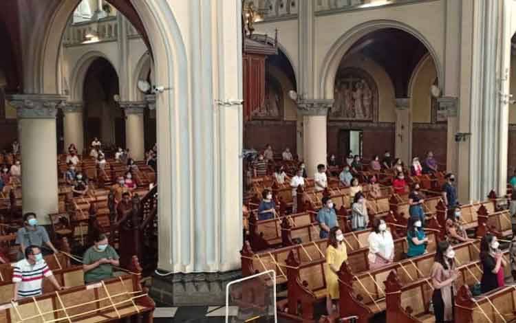 Suasana perayaan Kenaikan Isa Al Masih di Gereja Katedral, Jakarta, Kamis (13/5/2021)
