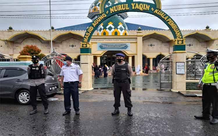 Personel Polres Seruyan bersama Dishub melakukan pengamanan pelaksanaan Salat Idul Fitri di Masjid  Agung Nurul Yaqin Kuala Pembuang