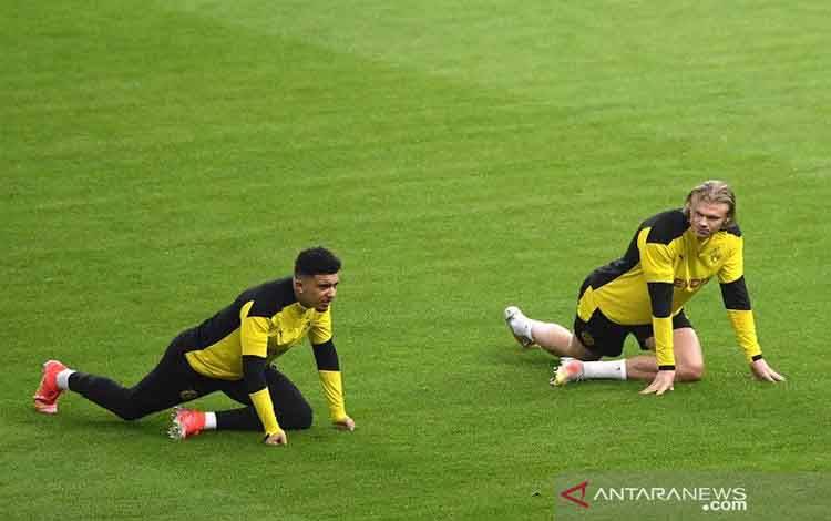 Penyerang Borussia Dortmund Erling Haaland (kanan) menjalani sesi latihan bersama Jadon Sancho di Olympiastadion, Berlin, Jerman, Rabu (12/5/2021), sehari jelang partai final Piala DFB Pokal melawan RB Leipzig