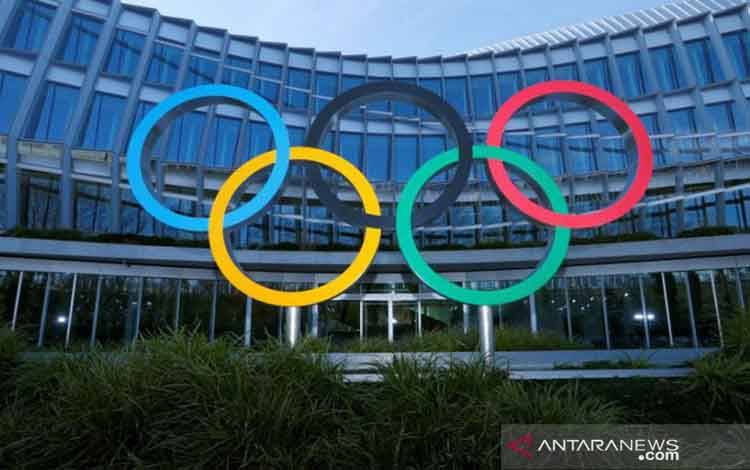 Lingkaran Olimpiade terlihat di depan markas Komite Olimpiade Internasional (IOC) saat wabah COVID-19 di Lausanne, Swiss, 26 Januari 2021
