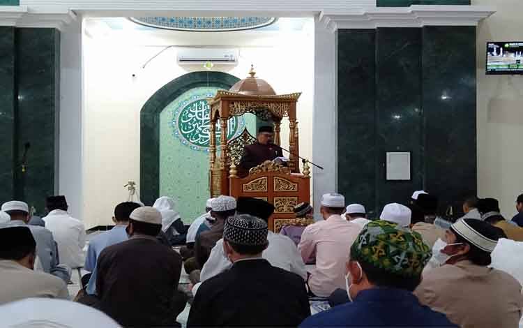 Kepala Kementerian Agama Katingan, Khairil Anwar saat khutbah salat Id di Masjid Al Gufron hari ini