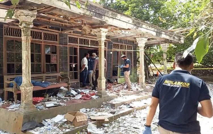 Tim Labfor Polda Jateng melakukan penyelidikan di lokasi ledakan petasan di Desa Ngabean, Kecamata Mirit, Kabupaten Kebumen. (ANTARA/HO)