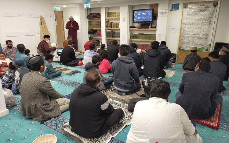 Pelaksanaan shalat Idul Fitri di Masjid Markaz Bilal ISOC Universitas Southampton, Inggris, Kamis (13/05). (ANTARA/Munawir Aziz)