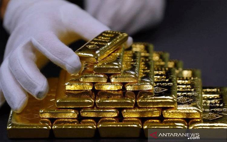 Seorang karyawan menyortir emas batangan di Pabrik Pemisahan Emas dan Perak Austria 'Oegussa' di Wina, Austria, Jumat (15 /12/2017). ANTARA/REUTERS/Leonhard Foeger/am.